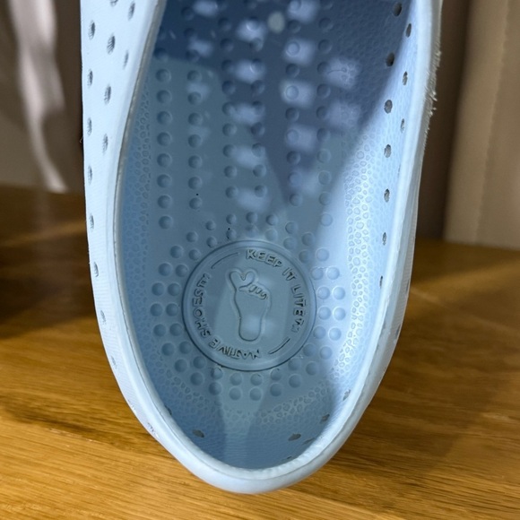 Native Shoes waterproof perforated slip on active shoes in Sky Blue kids size 5 - Picture 5 of 7